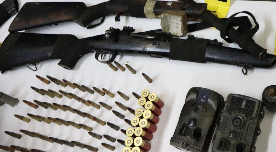 PU Lukavac - Prilikom pretresa na području Lukavca pronađeno oružje i droga, jedno lice lišeno slobode